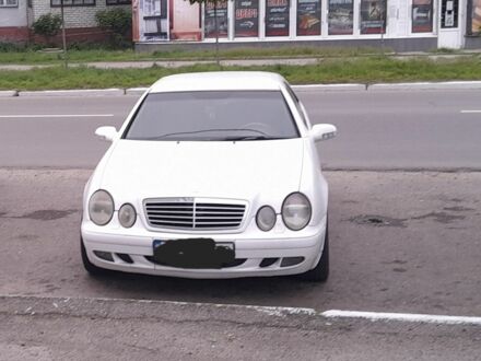 Белый Мерседес 280, объемом двигателя 4 л и пробегом 200 тыс. км за 6000 $, фото 1 на Automoto.ua