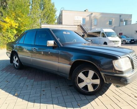 Черный Мерседес 280, объемом двигателя 2.8 л и пробегом 5 тыс. км за 2850 $, фото 3 на Automoto.ua