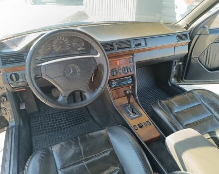 Черный Мерседес 280, объемом двигателя 2.8 л и пробегом 5 тыс. км за 2850 $, фото 5 на Automoto.ua