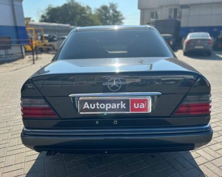 Черный Мерседес 280, объемом двигателя 2.8 л и пробегом 265 тыс. км за 4790 $, фото 5 на Automoto.ua