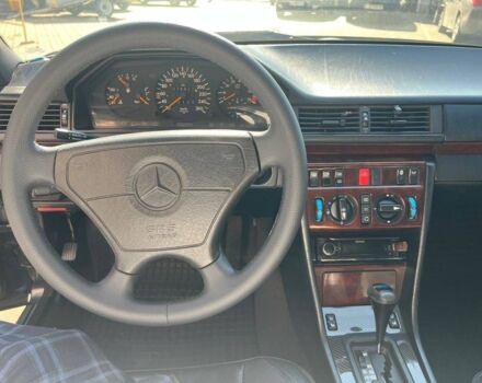 Черный Мерседес 280, объемом двигателя 2.8 л и пробегом 265 тыс. км за 4790 $, фото 28 на Automoto.ua