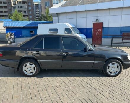 Черный Мерседес 280, объемом двигателя 2.8 л и пробегом 265 тыс. км за 4790 $, фото 3 на Automoto.ua