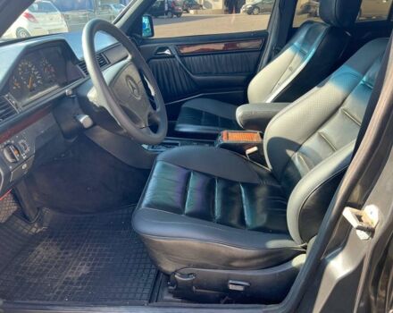 Черный Мерседес 280, объемом двигателя 2.8 л и пробегом 265 тыс. км за 4790 $, фото 27 на Automoto.ua