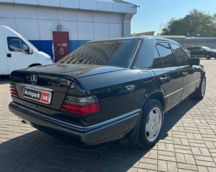 Черный Мерседес 280, объемом двигателя 2.8 л и пробегом 265 тыс. км за 4790 $, фото 4 на Automoto.ua