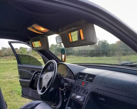 Чорний Мерседес 280, об'ємом двигуна 2.8 л та пробігом 300 тис. км за 2800 $, фото 2 на Automoto.ua