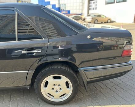 Черный Мерседес 280, объемом двигателя 2.8 л и пробегом 265 тыс. км за 4790 $, фото 9 на Automoto.ua