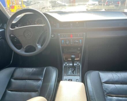 Черный Мерседес 280, объемом двигателя 2.8 л и пробегом 265 тыс. км за 4790 $, фото 16 на Automoto.ua