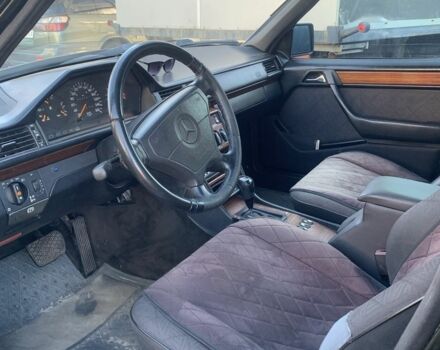 Чорний Мерседес 280, об'ємом двигуна 2.8 л та пробігом 404 тис. км за 2600 $, фото 2 на Automoto.ua