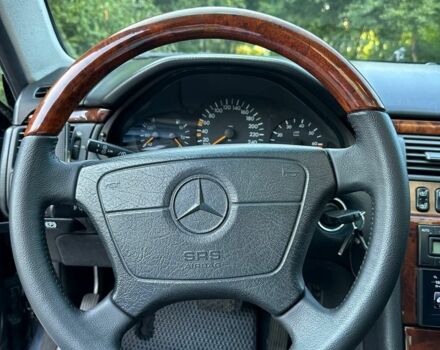 Черный Мерседес 280, объемом двигателя 2.8 л и пробегом 280 тыс. км за 5500 $, фото 11 на Automoto.ua