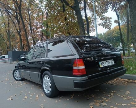 Чорний Мерседес 280, об'ємом двигуна 2.8 л та пробігом 270 тис. км за 4000 $, фото 4 на Automoto.ua