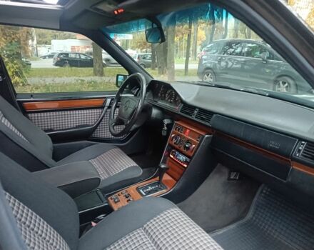 Чорний Мерседес 280, об'ємом двигуна 2.8 л та пробігом 270 тис. км за 4000 $, фото 12 на Automoto.ua