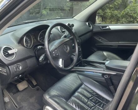 Черный Мерседес 280, объемом двигателя 3 л и пробегом 370 тыс. км за 7400 $, фото 3 на Automoto.ua