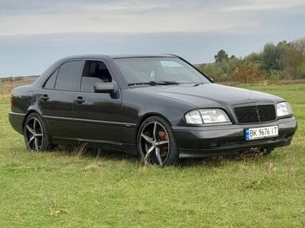 Чорний Мерседес 280, об'ємом двигуна 2.8 л та пробігом 300 тис. км за 2800 $, фото 1 на Automoto.ua