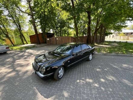 Черный Мерседес 280, объемом двигателя 2.8 л и пробегом 381 тыс. км за 4500 $, фото 1 на Automoto.ua