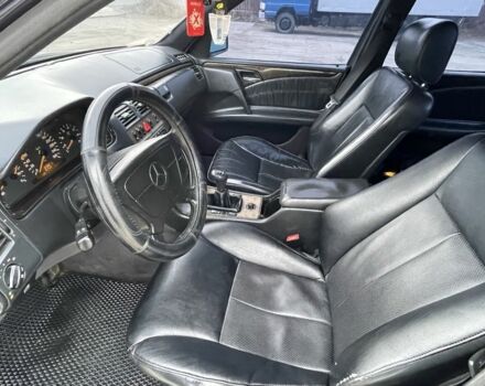 Фиолетовый Мерседес 280, объемом двигателя 2.8 л и пробегом 400 тыс. км за 2800 $, фото 13 на Automoto.ua