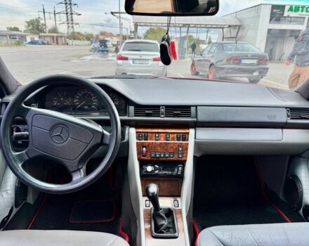 Красный Мерседес 280, объемом двигателя 2.8 л и пробегом 402 тыс. км за 3442 $, фото 2 на Automoto.ua