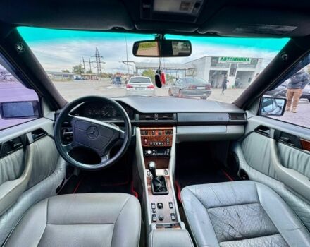 Красный Мерседес 280, объемом двигателя 2.8 л и пробегом 402 тыс. км за 3442 $, фото 3 на Automoto.ua