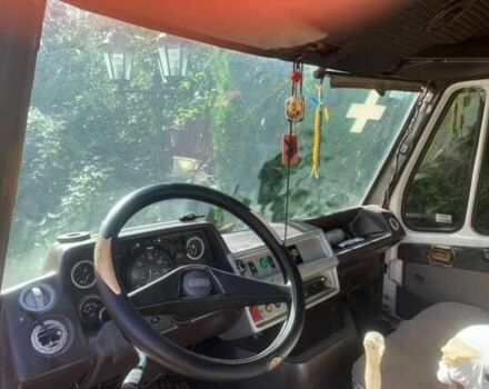 Желтый Мерседес 280, объемом двигателя 2.5 л и пробегом 235 тыс. км за 2200 $, фото 4 на Automoto.ua