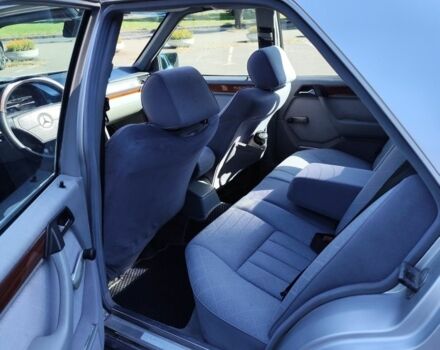 Серый Мерседес 280, объемом двигателя 2.8 л и пробегом 303 тыс. км за 4350 $, фото 18 на Automoto.ua