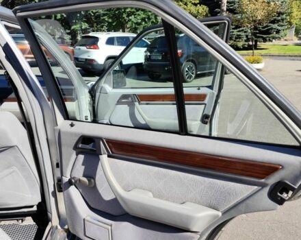 Серый Мерседес 280, объемом двигателя 2.8 л и пробегом 303 тыс. км за 4350 $, фото 15 на Automoto.ua