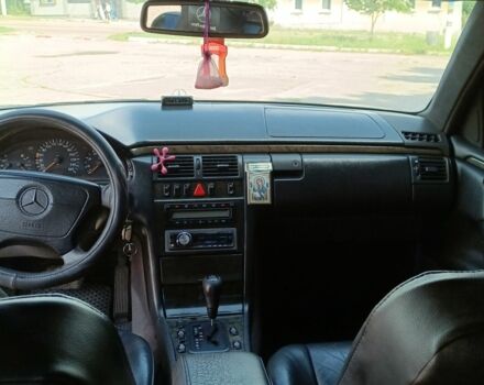 Серый Мерседес 280, объемом двигателя 2.8 л и пробегом 426 тыс. км за 4300 $, фото 5 на Automoto.ua