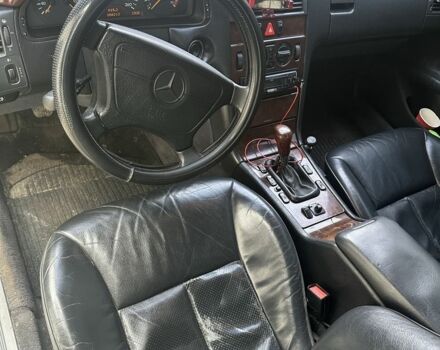 Серый Мерседес 280, объемом двигателя 2.8 л и пробегом 300 тыс. км за 1700 $, фото 7 на Automoto.ua