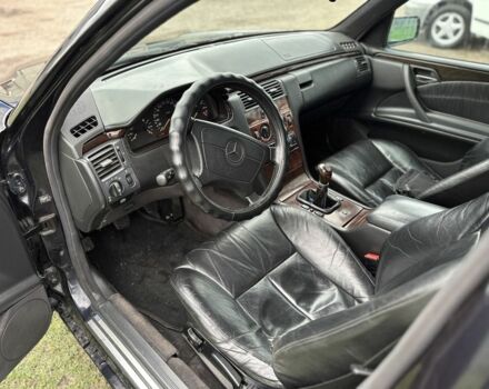 Синій Мерседес 280, об'ємом двигуна 2.8 л та пробігом 379 тис. км за 2700 $, фото 6 на Automoto.ua