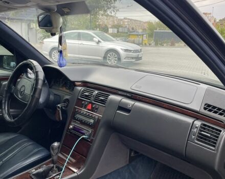 Мерседес 280 1996 в Кропивницком (Кировограде) на Automoto.ua Синий Мерседес 280, объемом двигателя 2.8 л и пробегом 256 тыс. км за 2500 $, фото 2 на Automoto.ua