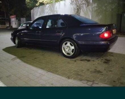 Синий Мерседес 280, объемом двигателя 2.8 л и пробегом 390 тыс. км за 3300 $, фото 1 на Automoto.ua