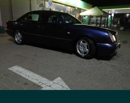 Синий Мерседес 280, объемом двигателя 2.8 л и пробегом 390 тыс. км за 3300 $, фото 2 на Automoto.ua