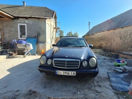 Синий Мерседес 280, объемом двигателя 2.8 л и пробегом 350 тыс. км за 2800 $, фото 1 на Automoto.ua