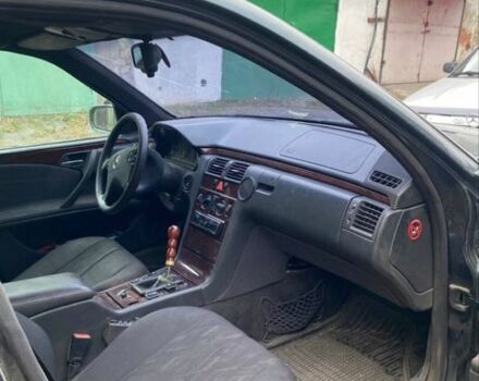 Зелений Мерседес 280, об'ємом двигуна 2.8 л та пробігом 300 тис. км за 1800 $, фото 6 на Automoto.ua