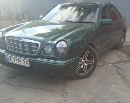 Зеленый Мерседес 280, объемом двигателя 2.8 л и пробегом 278 тыс. км за 2800 $, фото 1 на Automoto.ua