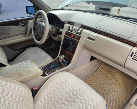 Зеленый Мерседес 280, объемом двигателя 2.8 л и пробегом 278 тыс. км за 2800 $, фото 5 на Automoto.ua