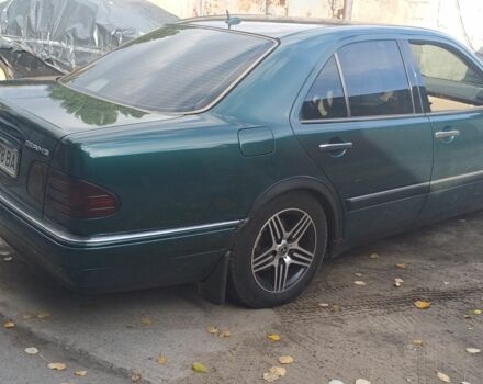 Зеленый Мерседес 280, объемом двигателя 2.8 л и пробегом 278 тыс. км за 2800 $, фото 3 на Automoto.ua