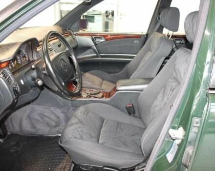 Зеленый Мерседес 280, объемом двигателя 2.8 л и пробегом 340 тыс. км за 17420 $, фото 7 на Automoto.ua