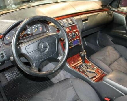 Зеленый Мерседес 280, объемом двигателя 2.8 л и пробегом 340 тыс. км за 17420 $, фото 8 на Automoto.ua