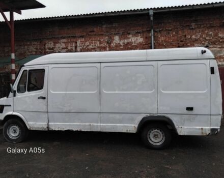 Белый Мерседес 300, объемом двигателя 2.9 л и пробегом 700 тыс. км за 2000 $, фото 2 на Automoto.ua