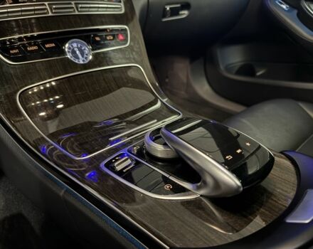 Белый Мерседес 300, объемом двигателя 2 л и пробегом 129 тыс. км за 26999 $, фото 13 на Automoto.ua