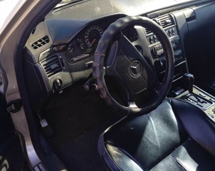 Бежевый Мерседес 300, объемом двигателя 3 л и пробегом 500 тыс. км за 4000 $, фото 1 на Automoto.ua