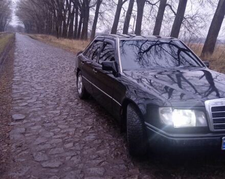 Чорний Мерседес 300, об'ємом двигуна 0 л та пробігом 300 тис. км за 3200 $, фото 1 на Automoto.ua