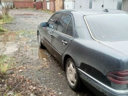 Черный Мерседес 300, объемом двигателя 3 л и пробегом 370 тыс. км за 3900 $, фото 1 на Automoto.ua