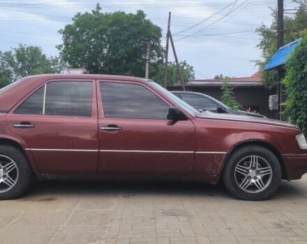 Красный Мерседес 300, объемом двигателя 3 л и пробегом 500 тыс. км за 1700 $, фото 5 на Automoto.ua