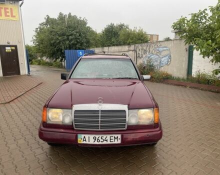 Червоний Мерседес 300, об'ємом двигуна 3 л та пробігом 400 тис. км за 1350 $, фото 1 на Automoto.ua