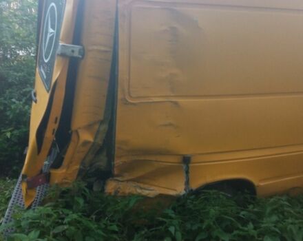 Жовтий Мерседес 300, об'ємом двигуна 2.3 л та пробігом 2 тис. км за 3000 $, фото 3 на Automoto.ua