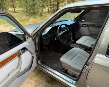 Серый Мерседес 300, объемом двигателя 3 л и пробегом 275 тыс. км за 2400 $, фото 11 на Automoto.ua