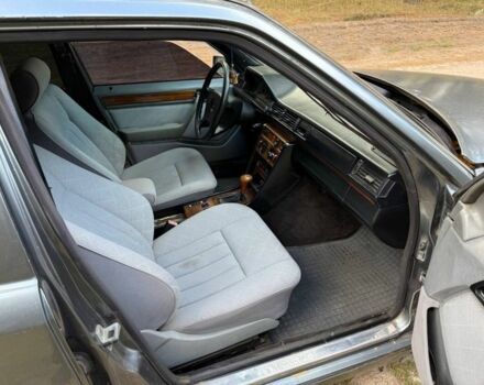 Серый Мерседес 300, объемом двигателя 3 л и пробегом 275 тыс. км за 2400 $, фото 6 на Automoto.ua