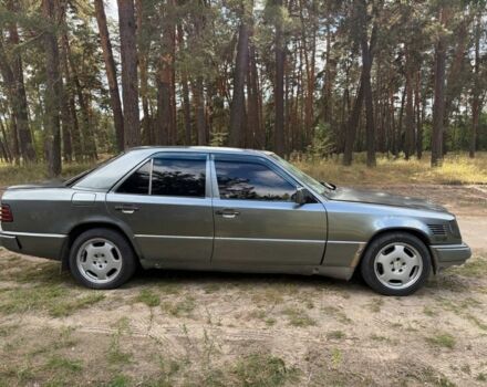 Серый Мерседес 300, объемом двигателя 3 л и пробегом 275 тыс. км за 2400 $, фото 4 на Automoto.ua