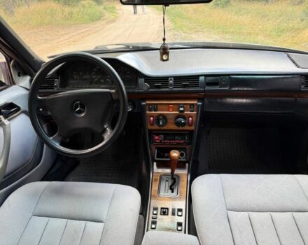 Серый Мерседес 300, объемом двигателя 3 л и пробегом 275 тыс. км за 2400 $, фото 9 на Automoto.ua