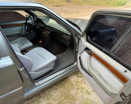 Серый Мерседес 300, объемом двигателя 3 л и пробегом 275 тыс. км за 2400 $, фото 5 на Automoto.ua